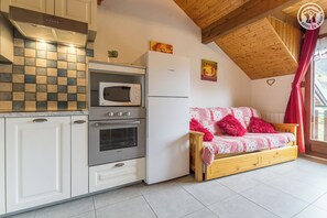 Een koelkast, een microgolfoven, een oven, een kookplaat