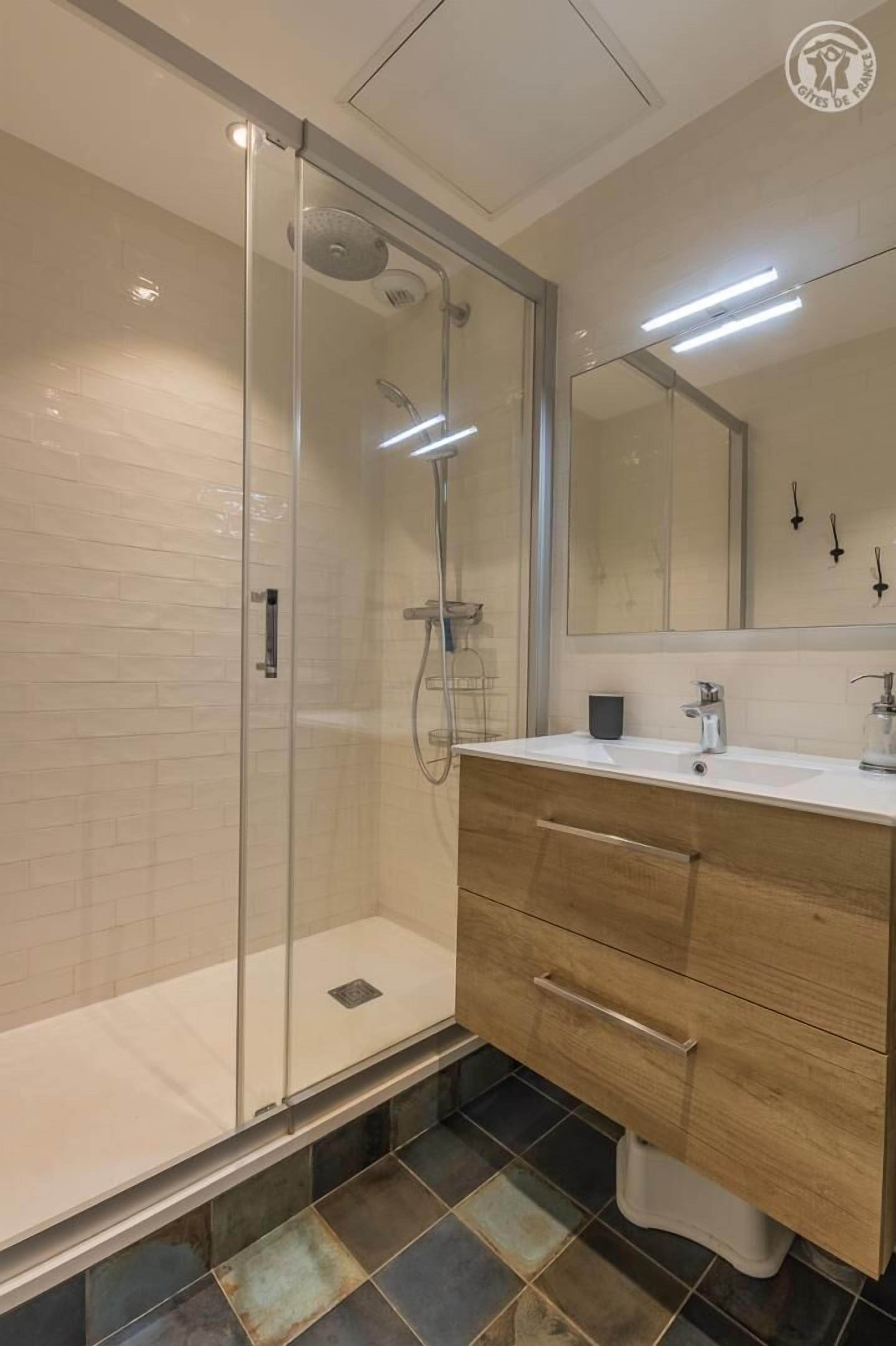 Een douche, een haardroger, handdoeken