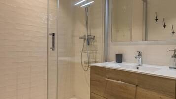 Een douche, een haardroger, handdoeken