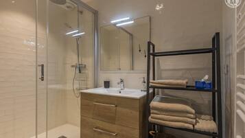 Douche, sĂšche-cheveux, serviettes fournies