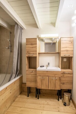 Badewanne, Haartrockner, Handtücher