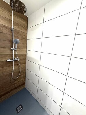 Bathtub, hair dryer