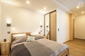 5 habitaciones, tabla de planchar con plancha y cuna de viaje 