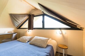 2 bedrooms, iron/ironing board, travel cot, free WiFi