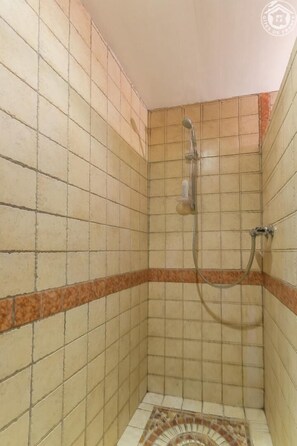 Douche, sèche-cheveux
