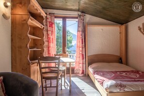 Ferros/tábuas de passar roupa, berço de viagem, Wi-Fi de cortesia