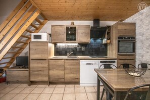 Een koelkast, een microgolfoven, een oven, een kookplaat