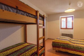 1 habitación y tabla de planchar con plancha