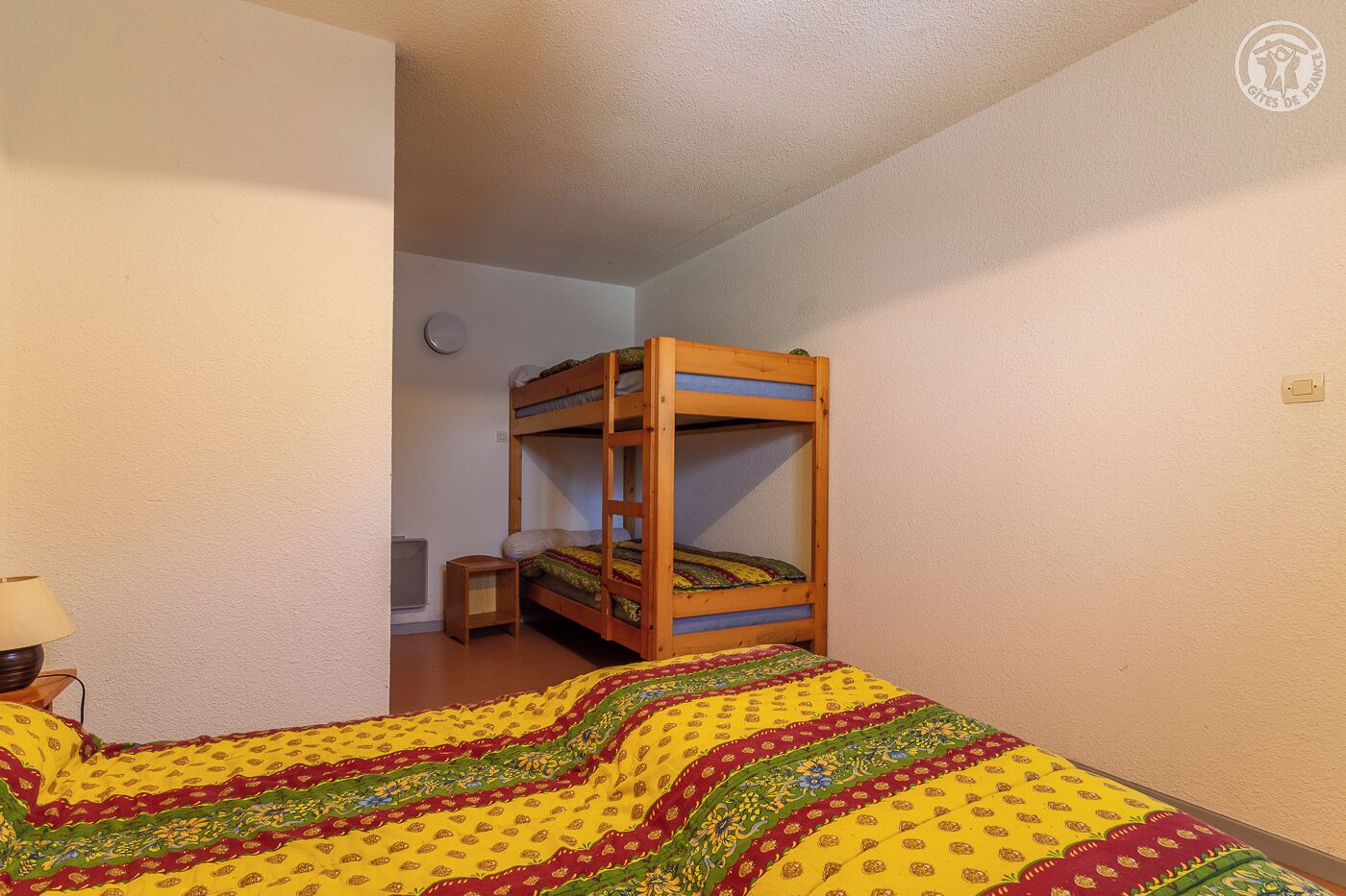 1 chambre, fer et planche à repasser