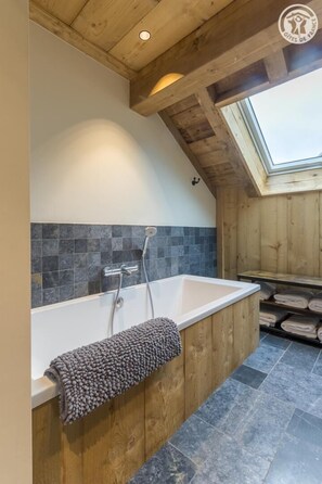 Bathtub, hair dryer, towels - LA GRANGE A ROGER - MYANS (MYANS)