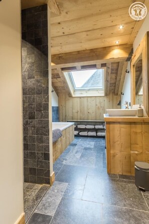 Bathtub, hair dryer, towels - LA GRANGE A ROGER - MYANS (MYANS)