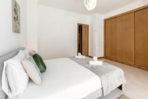 1 dormitorio, tabla de planchar con plancha, cuna de viaje y Internet
