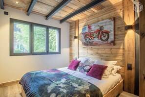 6 slaapkamers, een strijkplank/strijkijzer, reisbedje, gratis wifi