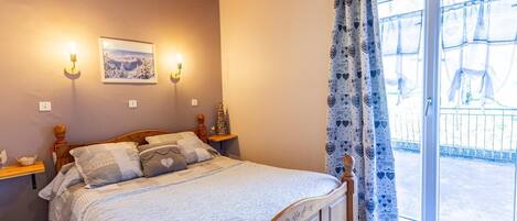 2 chambres, fer et planche à repasser, lit de bébé portatif