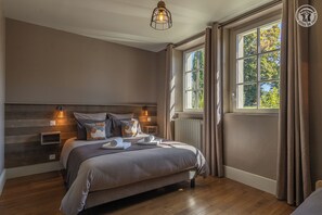 3 habitaciones, tabla de planchar con plancha y cuna de viaje