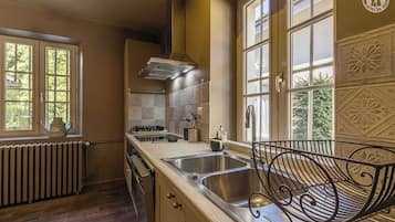 Frigorífic, microones, forn i placa de cuina