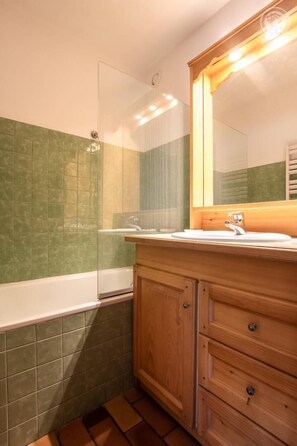 Bathtub, hair dryer, towels