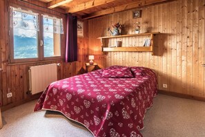 2 bedrooms, iron/ironing board, travel cot, free WiFi