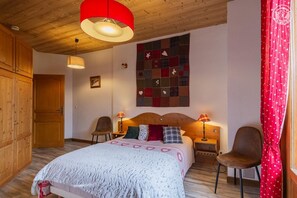 4 chambres, fer et planche à repasser, lit de bébé portatif