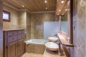 Bañera, secador de pelo y toallas
