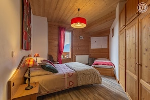 4 bedrooms, iron/ironing board, travel cot, free WiFi