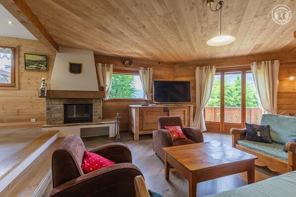 Téléviseur connecté, foyer, lecteur de DVD