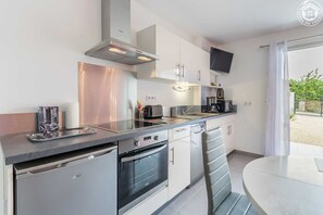 ثلاجة، ميكروويف، فرن، موقد طهي مسطح