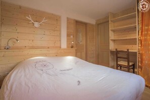 Een strijkplank/strijkijzer, reisbedje, gratis wifi, beddengoed