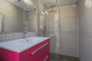 Een douche, een haardroger, handdoeken