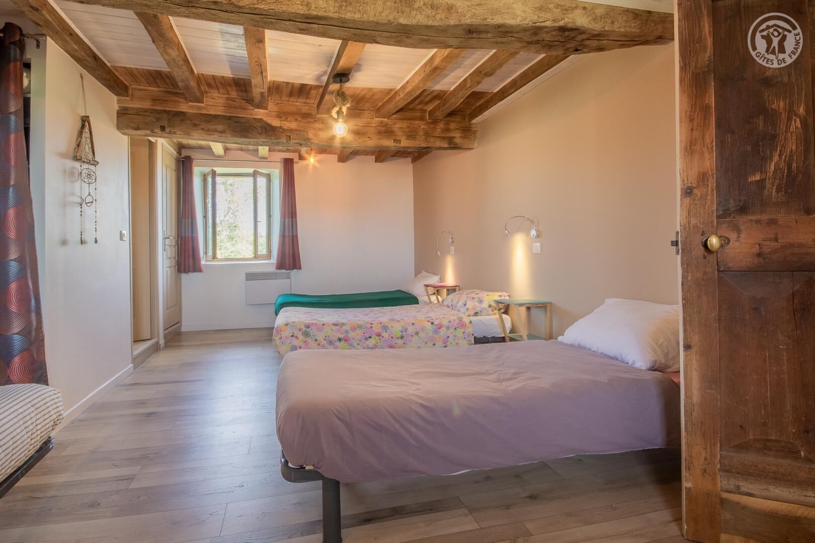 3 habitaciones, tabla de planchar con plancha y cuna de viaje 