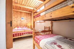 2 chambres, fer et planche à repasser, lit parapluie, Wi-Fi gratuit