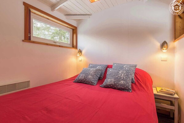 1 bedroom, iron/ironing board, bed sheets