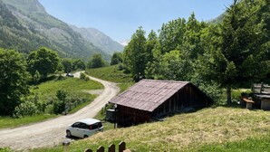 A rural landscape with a dirt road, a white van, and a rustic barn. - LES MARMOTTES - LES BELLEVILLE (LES BELLEVILLE)
