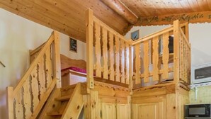 A wooden staircase with a railing leading to a landing. - LES MARMOTTES - LES BELLEVILLE (LES BELLEVILLE)