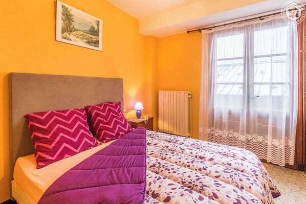 3 bedrooms, iron/ironing board, travel cot