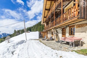 Outdoor dining - AUX DEUX MARMOTTES - VILLARD SUR DORON LES SAISIES (VILLARD SUR DORON LES SAISIES)