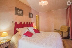 1 bedroom, iron/ironing board, travel cot, free WiFi