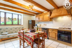 Fridge, microwave, oven, stovetop - CHALET LES BERGERS - GROUND FLOOR (HAUTELUCE-LES-SAISIES)