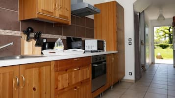 Een koelkast, een magnetron, een oven, een kookplaat