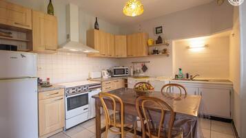 Fridge, microwave, oven, stovetop