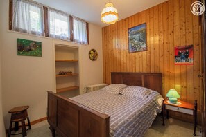 2 slaapkamers, een strijkplank/strijkijzer, reisbedje, gratis wifi