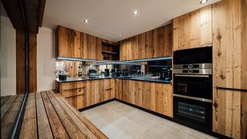 Kylskåp, mikrovågsugn, ugn och spishäll