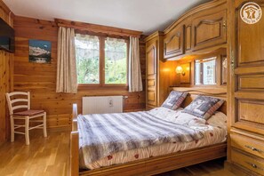 6 bedrooms, iron/ironing board, travel cot, free WiFi