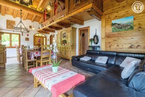 Smart TV, fireplace, DVD player, stereo