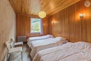2 chambres, fer et planche à repasser, lit de bébé portatif