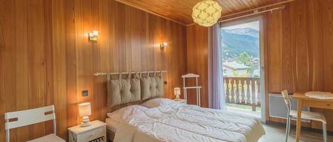 2 bedrooms, iron/ironing board, travel cot, free WiFi