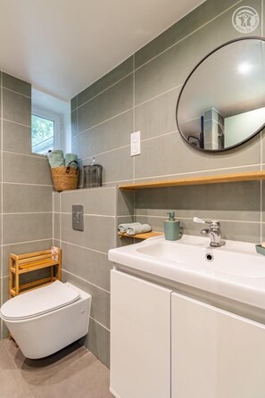 Shower, hair dryer, towels