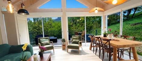 TV, fireplace, stereo