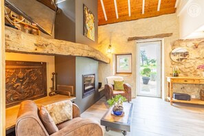 Smart TV, fireplace, stereo
