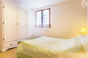 3 slaapkamers, een strijkplank/strijkijzer, reisbedje, gratis wifi
